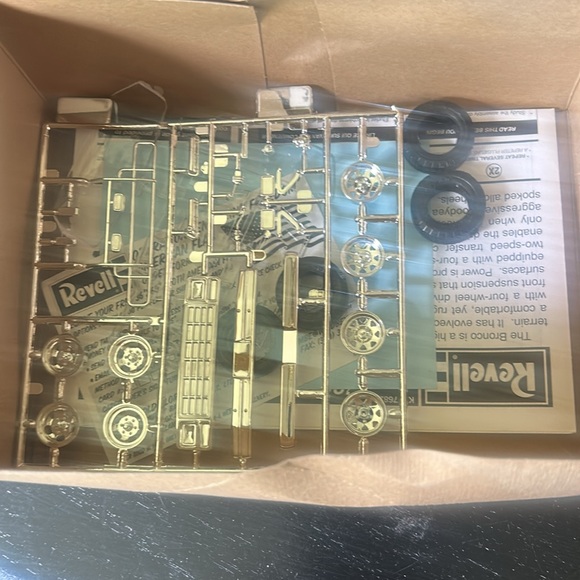 Revell '80 Ford Bronco Model Kit - Picture 5 of 5